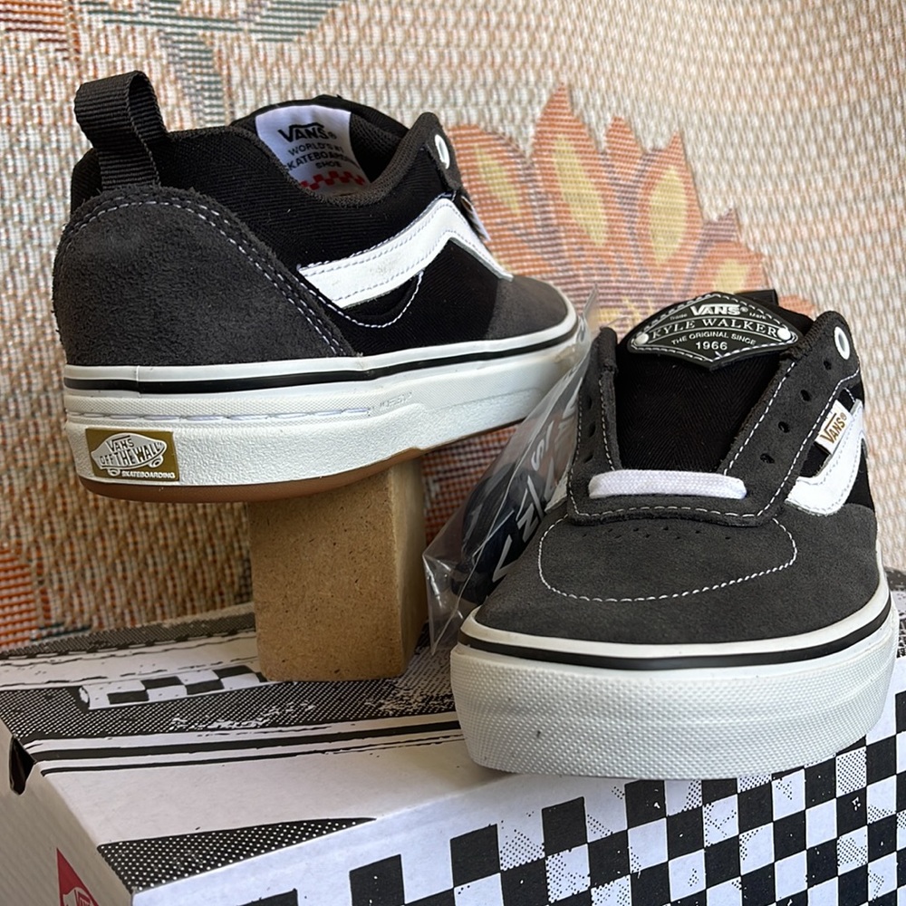 Vans Men’s Kyle Walker
(Twill) Raven
VN0A5JIE87C
Sneakers - athletic shoes - Picture 10 of 16